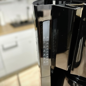 Nahaufnahme der Wasserstandsanzeige der Severin KA 9250, die in Stufen von 4 bis 12 Tassen markiert ist.