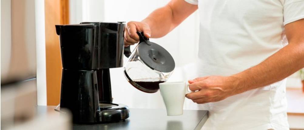 kaffeemaschine kaffee brühen morgens kanne kaffee
