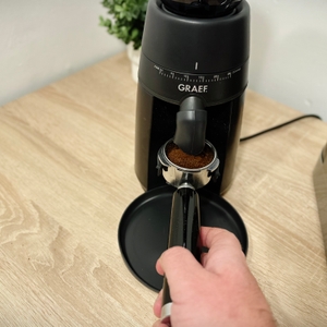 Der Mahlvorgang der Kaffeemühle für Siebträger von Graef ist in vollem Gange.