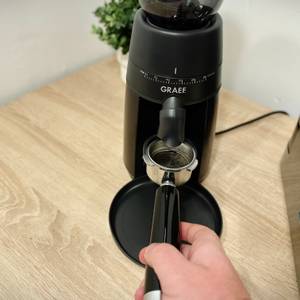 Der Mahlvorgang der Kaffeemühle für Siebträger von Graef wird gestartet.