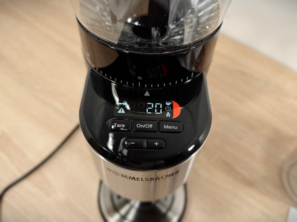 Ein Aufkleber auf der Kaffeemühle für Siebträger der Marke Rommelsbacher zeigt die späteren Funktionen an.