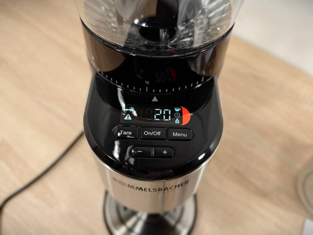 Ein Aufkleber auf der Kaffeemühle für Siebträger der Marke Rommelsbacher zeigt die späteren Funktionen an.