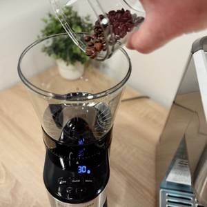 Es werden 12g Bohnen in die Kaffeemühle für Siebträger der Marke Rommelsbacher eingefüllt.
