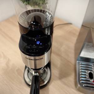 Es werden frische Bohnen mit der Kaffeemühle für Siebträger von Rommelsbacher gemahlen.