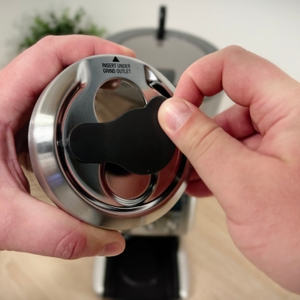 Der Pulverbehälter der Siebträger-Kaffeemühle von Sage wird geschlossen.
