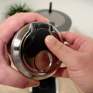 Der Pulverbehälter der Siebträger-Kaffeemühle von Sage ist geschlossen.