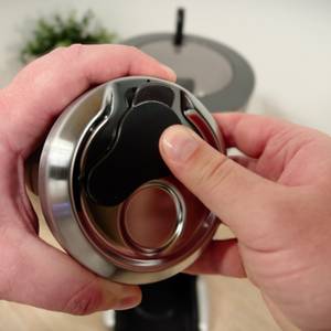 Der Pulverbehälter der Siebträger-Kaffeemühle von Sage ist geschlossen.