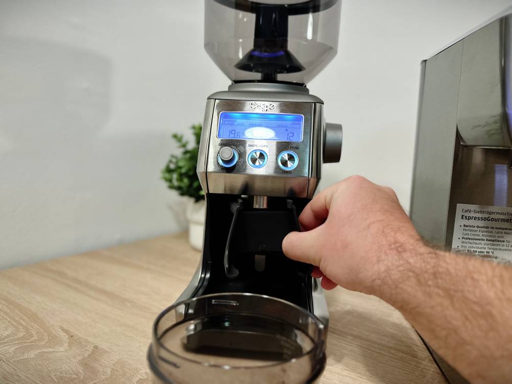 Die Siebträgerhalterung der Kaffeemühle von Sage wird entfernt.