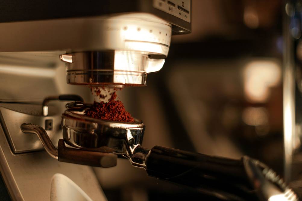 Eine Kaffeemühle mahlt direkt in einen Siebträger.