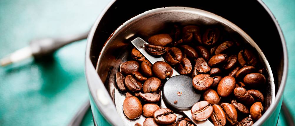 Timemore-Kaffeemühle-Test: Detailansicht einer elektronischen Kaffeemühle.