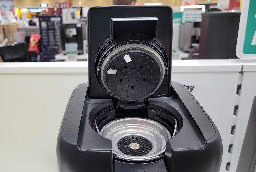 Kaffeepadmaschine getestet: Nahaufnahme des geöffneten Padbehälters.