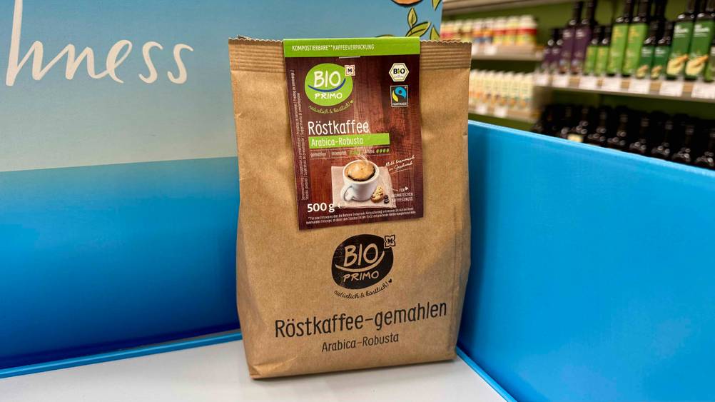 In einem blauen Karton steht eine Packung des getesteten Kaffeepulvers.