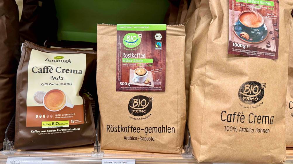 Mehrere Packungen des getesteten Kaffeepulvers in einem Regal.