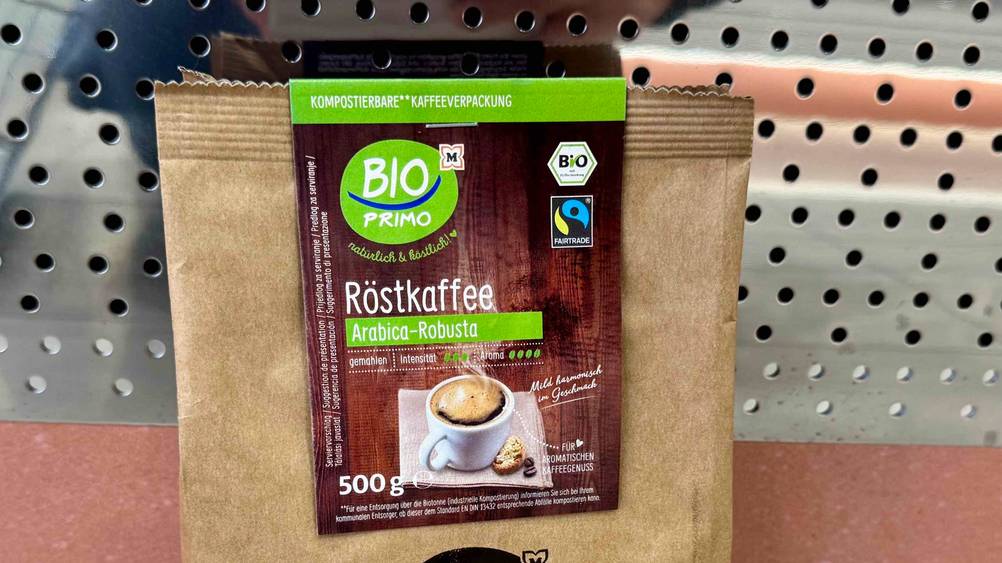 Kaffeepulver getestet: Nahaufnahme der Verpackung mit Logo und Artikelbezeichnung.