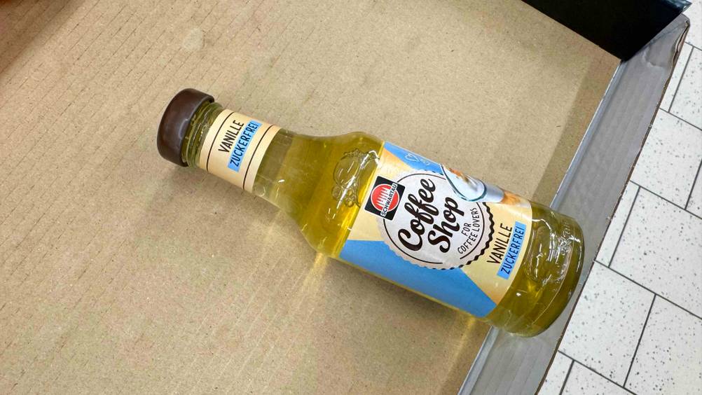 Eine Flasche des Kaffeesirups im Test liegt horizontal in einem Karton.