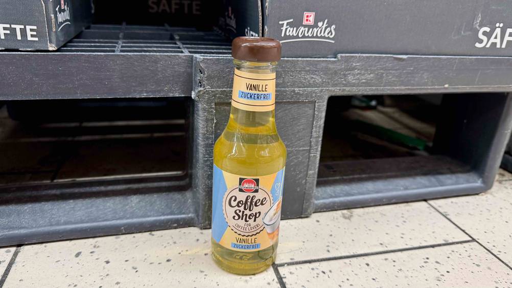 Eine Flasche des getesteten Kaffeesirups steht vor einer Plastikpalette.