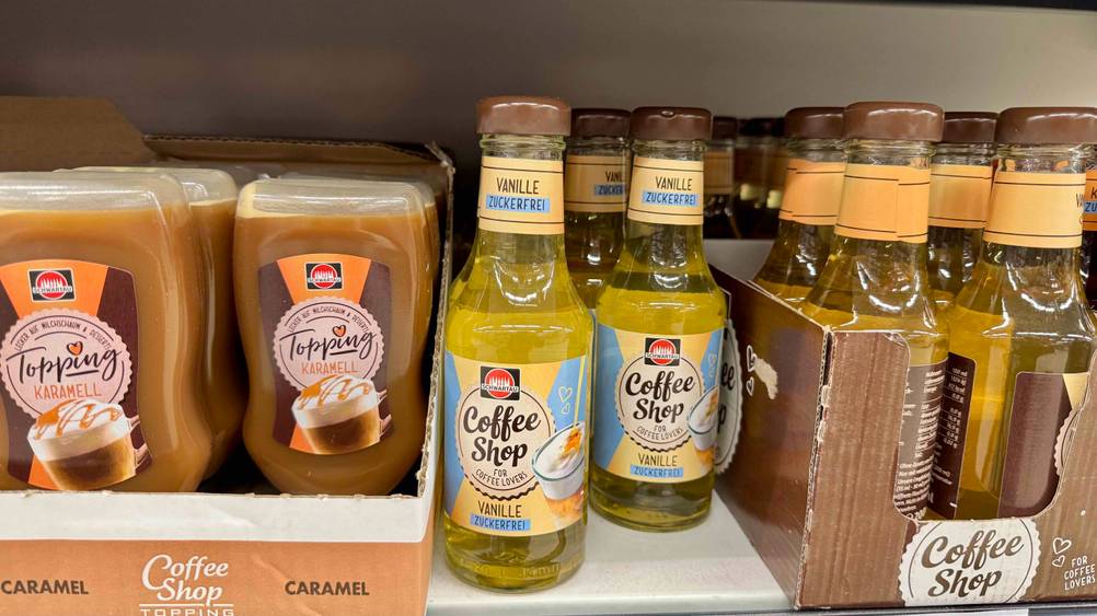 Kaffeesirup im Test: Mehrere Flaschen stehen in einem Verkaufsregal.