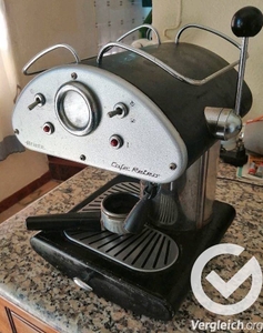 Alte getestete Kaffeemühle, die einem Kaffeevollautomat ähnelt, in der Nahaufnahme.