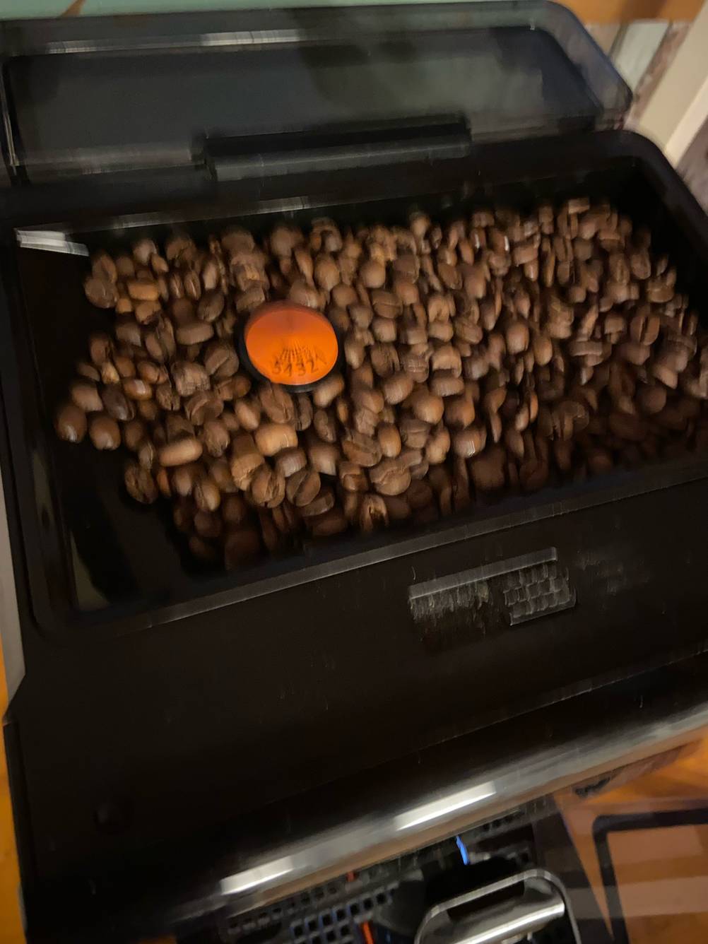Kaffeevollautomat bis 400 Euro-Test: Nahaufnahme des Bohnenbehälters.