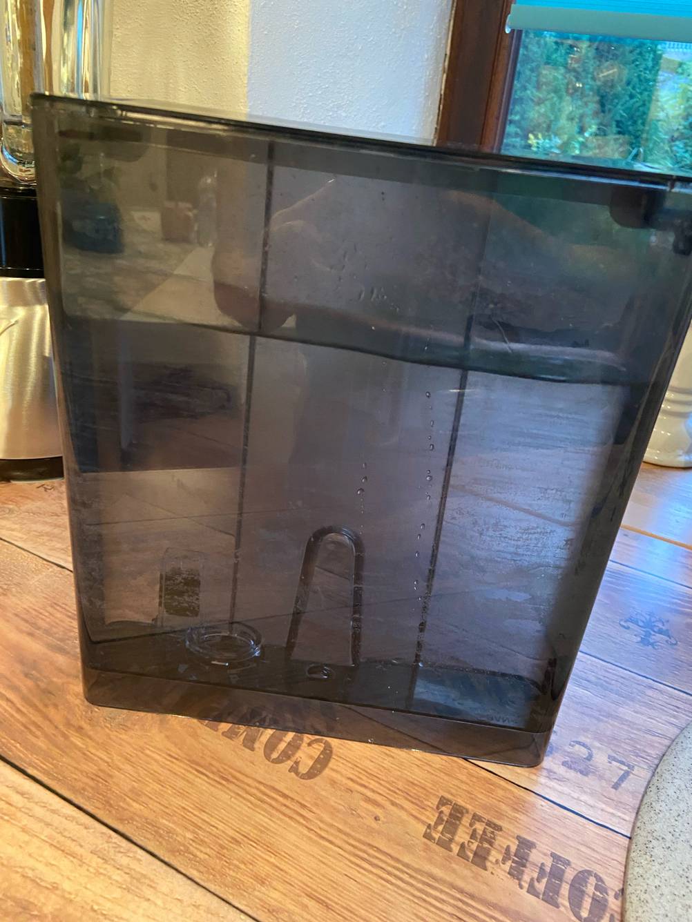 Getestet: Der Wassertank des Kaffeevollautomat bis 400 Euro im Test auf einem Holztisch.