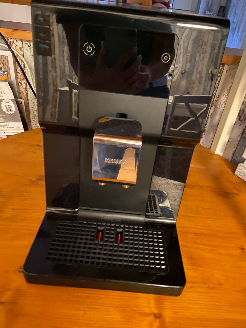 Kaffeevollautomat bis 400 Euro im Test: Die Maschine von vorne.