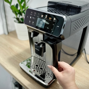 Der Wassertank des Philips Series 5400 (EP5447/90) wird seitlich entnommen. Eine Hand greift den Tank an der Griffmulde.