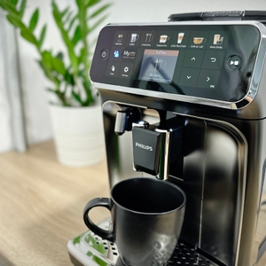 Der Kaffeevollautomat Philips Series 5400 (EP5447/90) startet gerade die Zubereitung eines Kaffees. Auf dem Display wird der Status angezeigt.