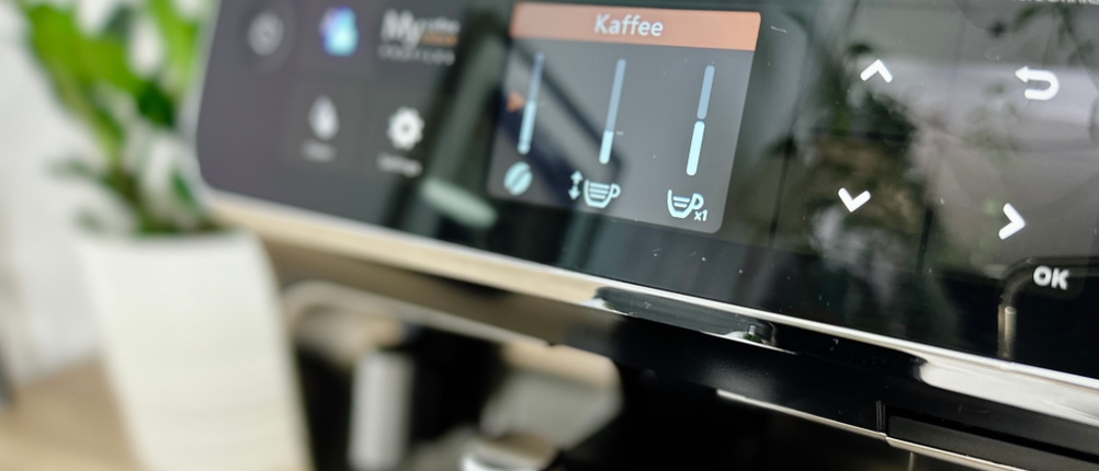 Nahaufnahme des Displays des Philips Series 5400 (EP5447/90) mit Getränkewahl. Zwei Tassen Kaffee sind ausgewählt.