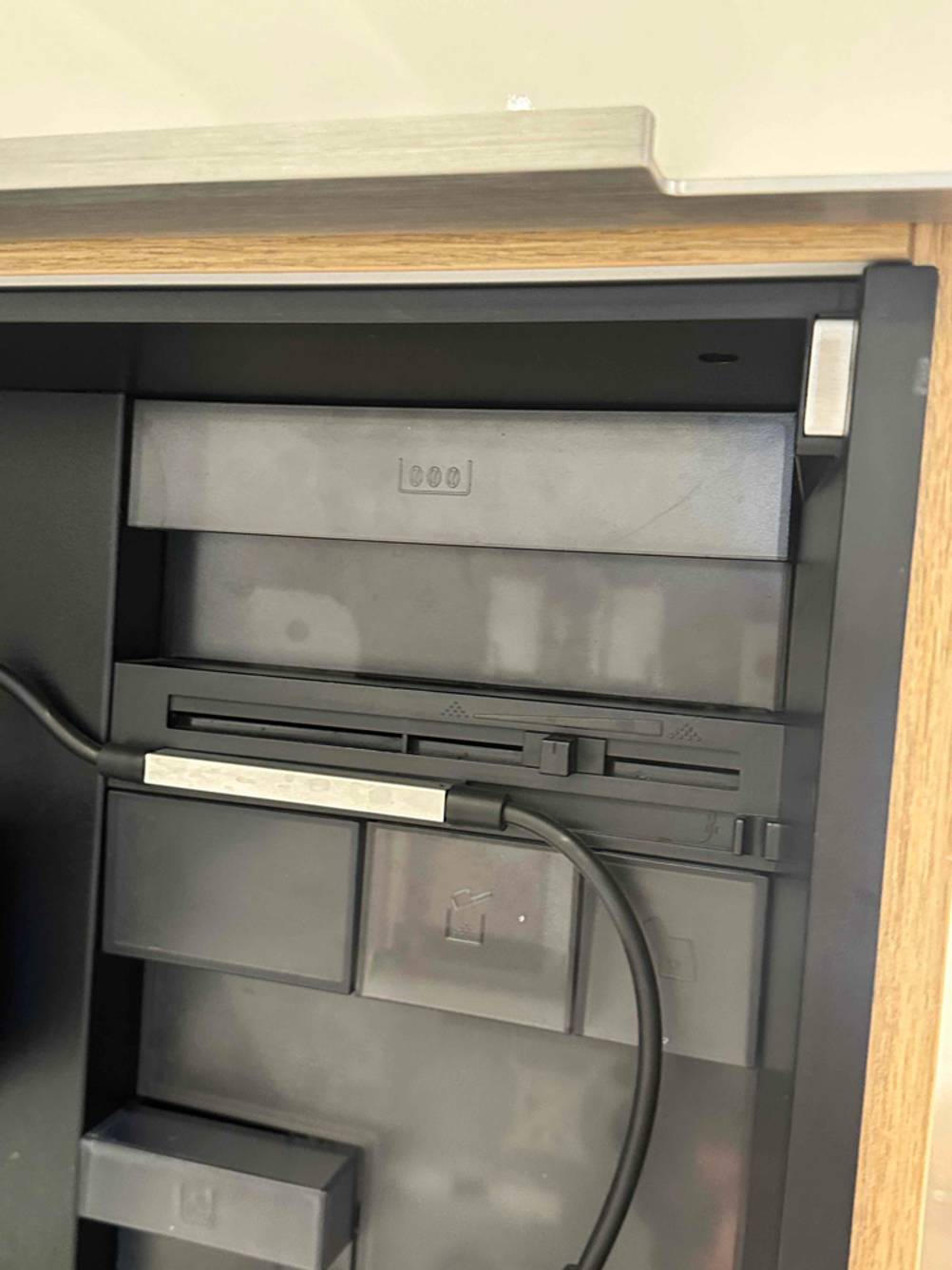 Detailansicht der Kabel im Inneren eines getesteten Einbau-Kaffeevollautomaten.