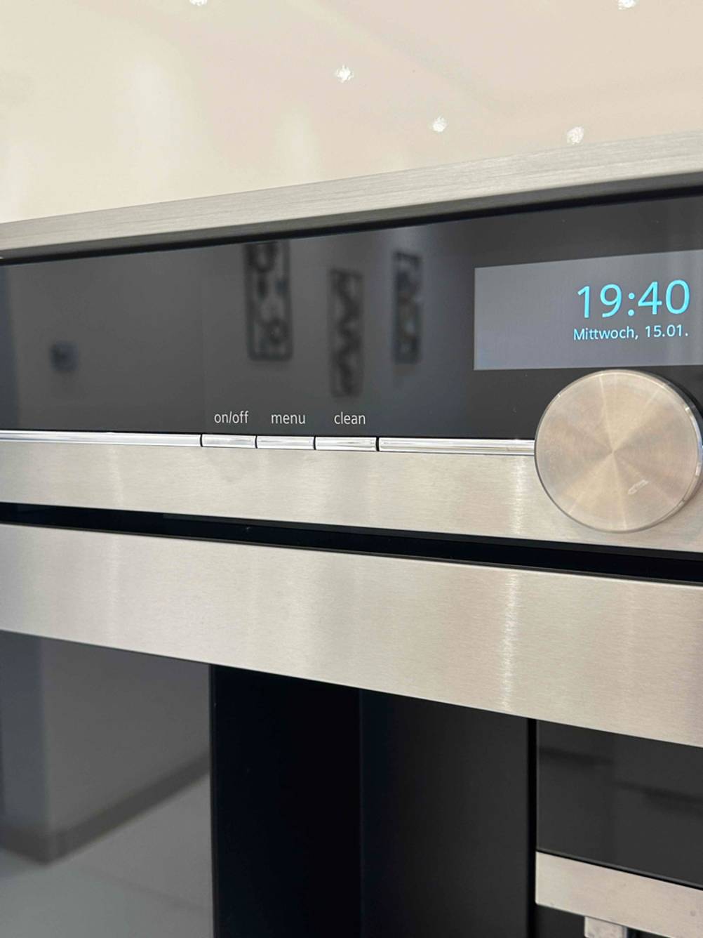 Im Test: Blick auf die Menütasten und das Display eines Einbau-Kaffeevollautomaten.