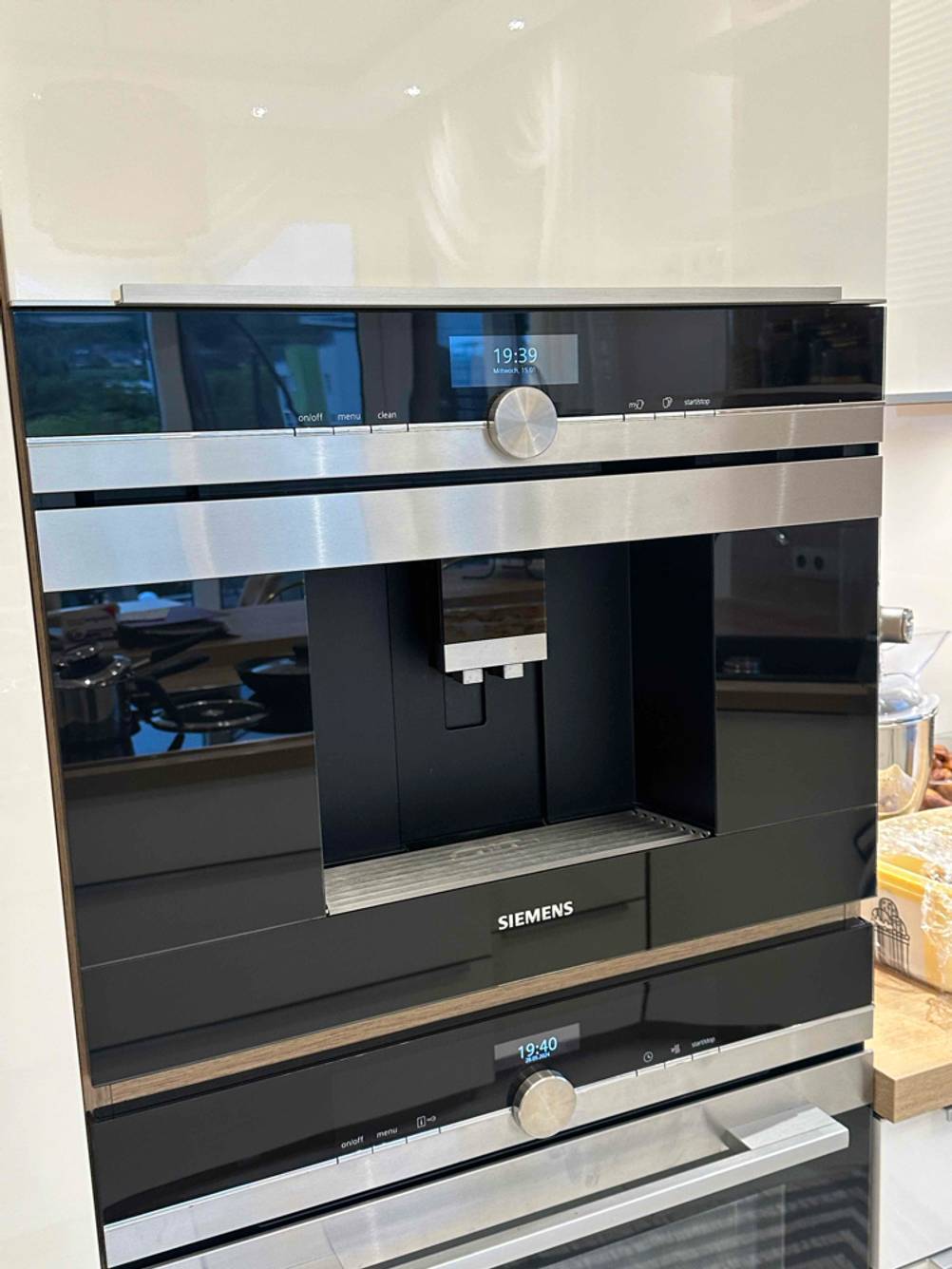 Einbau-Kaffeevollautomat im Test: Komplettansicht eines eingebauten Geräts.