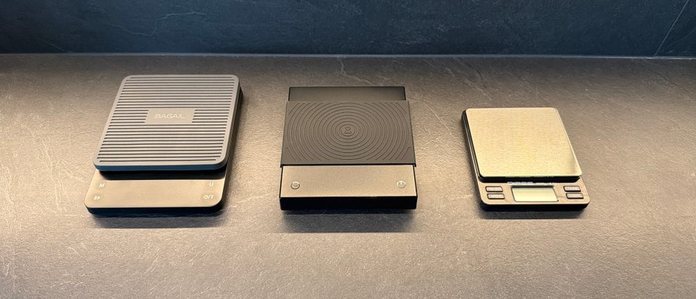 Drei Kaffeewaagen stehen nebeneinander auf einer Küchen-Arbeitsplatte