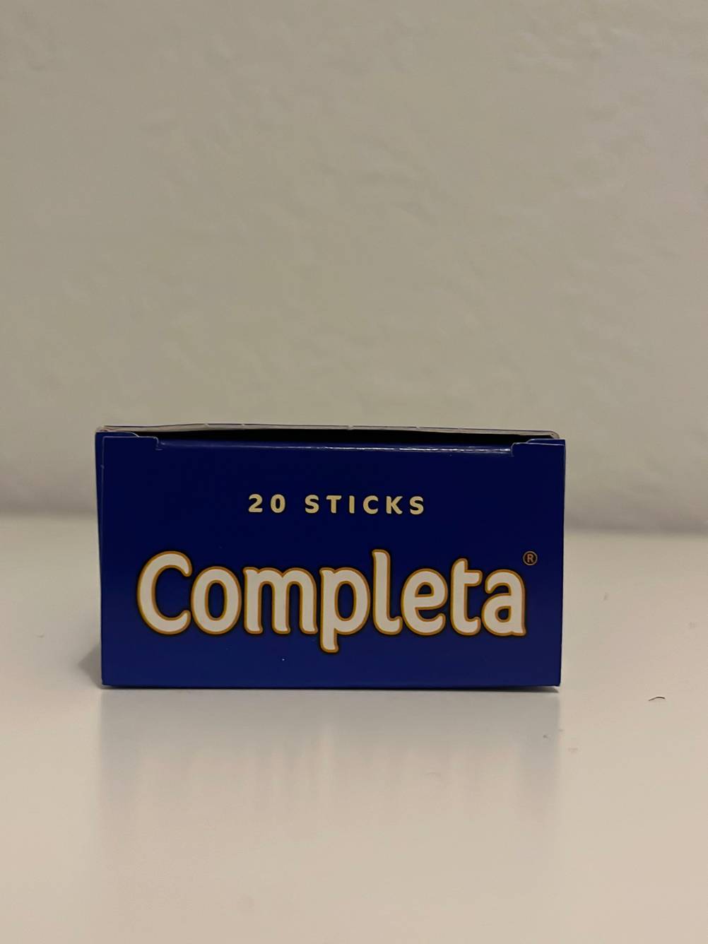 Kaffeeweißer getestet: Kopfseite einer Packung auf einer hellen Fläche.