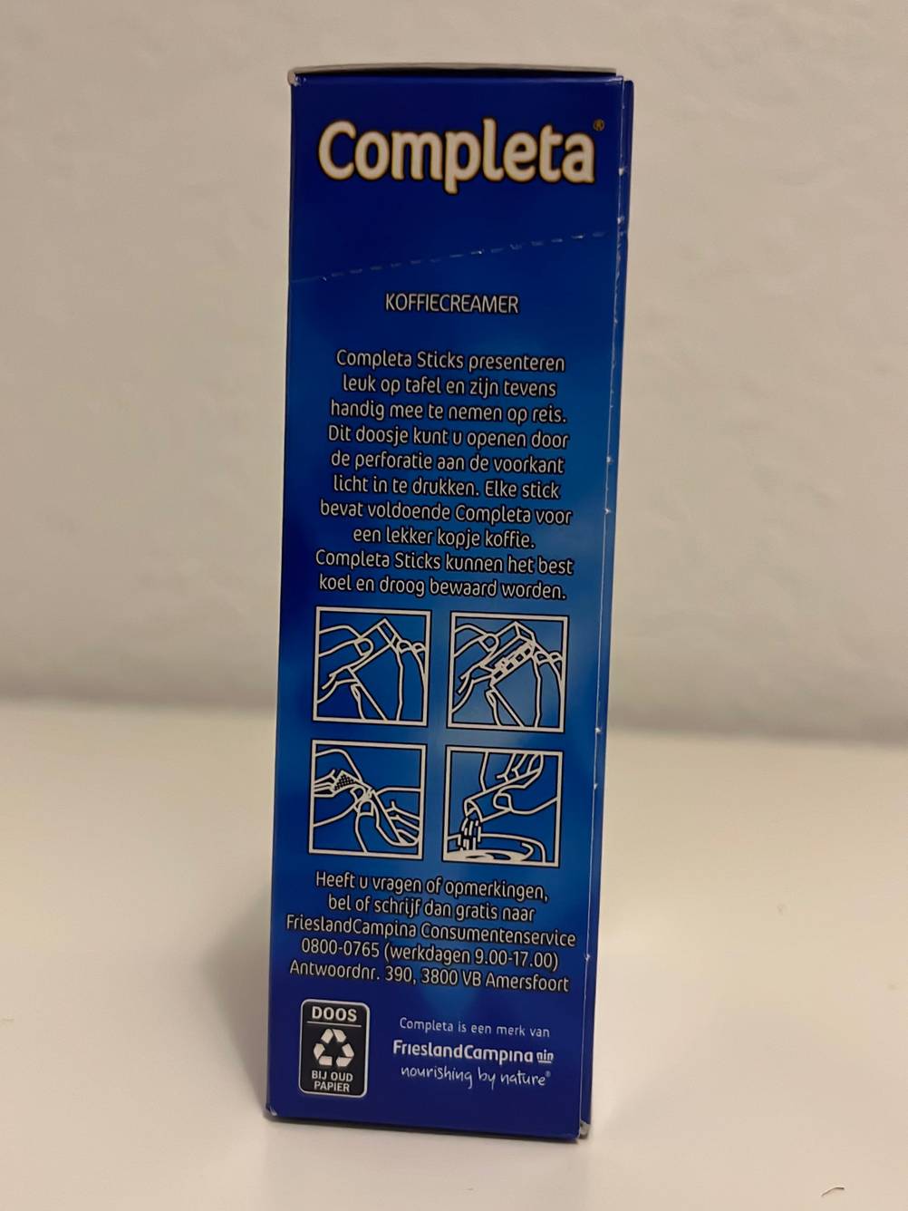Seitenansicht einer Packung des getesteten Kaffeeweißers auf einer hellen Fläche.