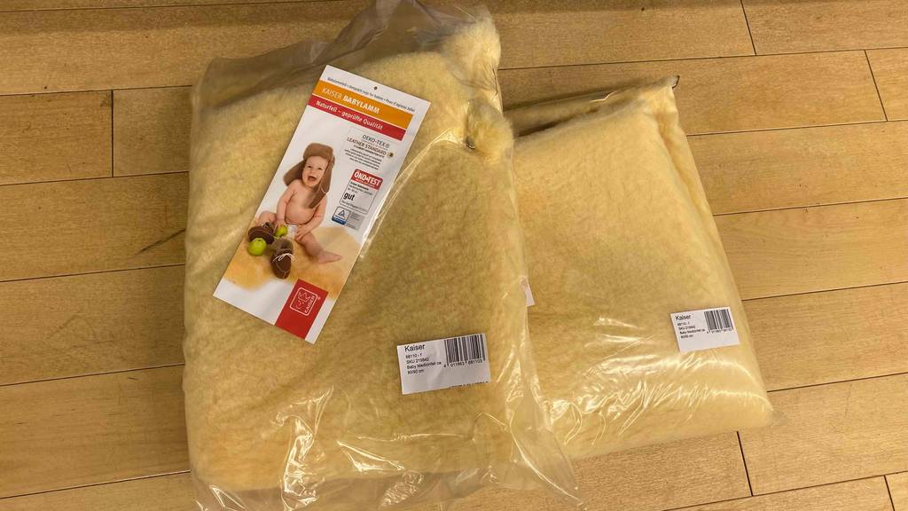 Lammfell-Baby im Test: Produkte liegen verpackt übereinander.