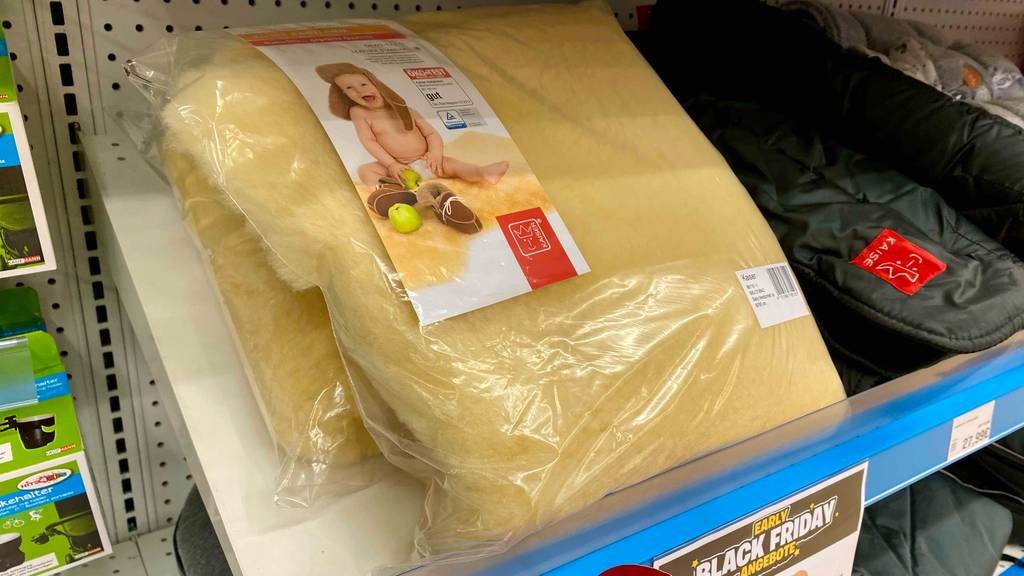 Lammfell-Baby getestet: Lammfell-Baby liegt verpackt im Verkaufsregal.