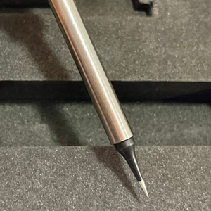 Detailaufnahme der feinen Lötspitze des Kaiweets KETS02 auf schwarzem Schaumstoff. Die Lötspitze ist besonders präzise und läuft sehr spitz zu.