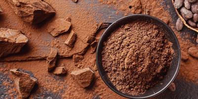 Kakaofrucht mit Bohnen und Schokolade auf einem Tisch.