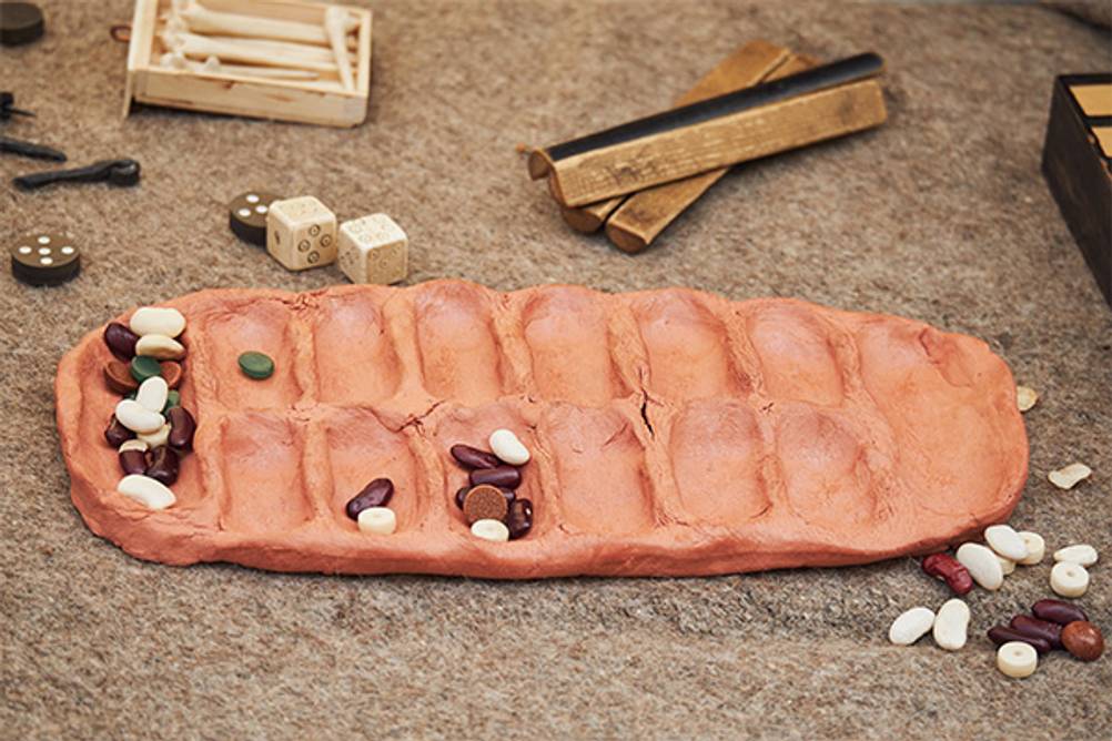Kalaha im Test: Ein selbstgeformtes Kalaha-Spielbrett