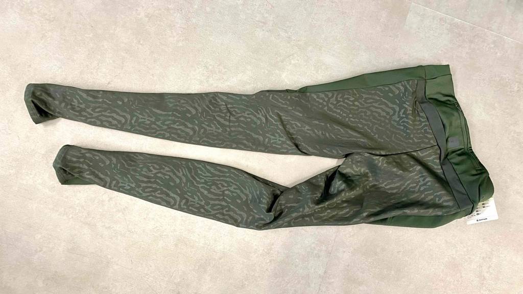 Kompressions-Laufhose Damen im Test: Eine Hose liegt horizontal auf einer hellgrauen Fläche.