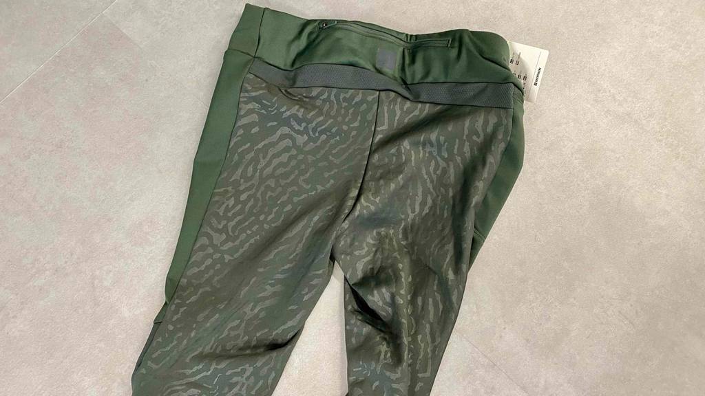 Kompressions-Laufhose Damen Test: Nahaufnahme des Bundes hinten inklusive Reisverschlusstasche einer getesteten Kompressions-Laufhose für Damen.