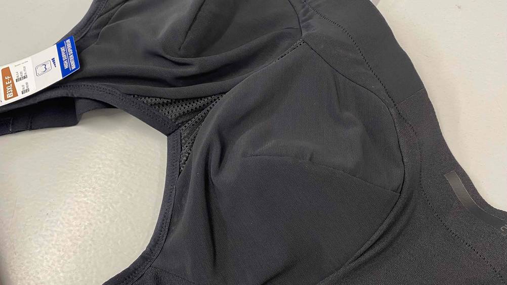Sport-BH für große Größen im Test: Detailansicht Material Sport-BH für große Größen der Marke Kalenji.