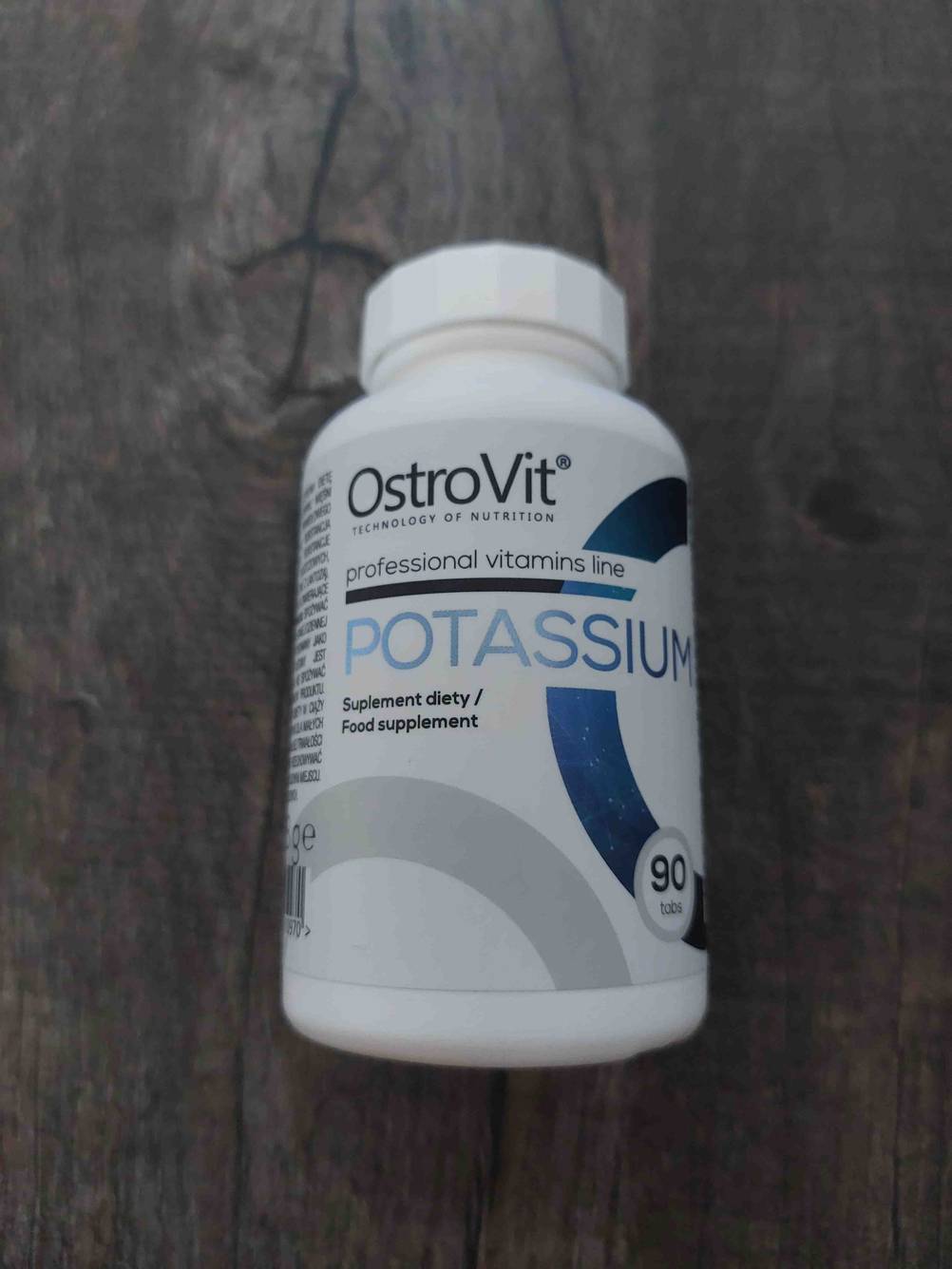 Im Test: Nahaufnahme des Labels auf der Vorderseite einer Dose Kalium auf einer dunklen Fläche.