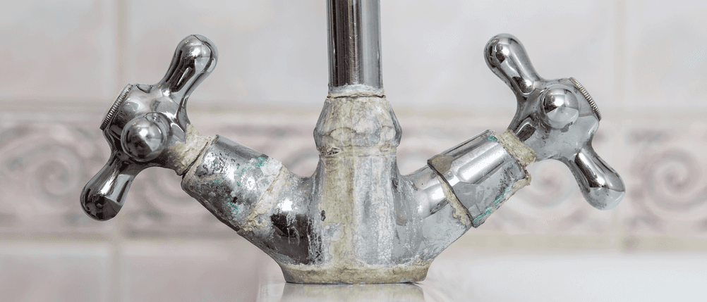 kalkablagerungen schmutz an wasserhahn armatur edelstahl dusche duschkopf