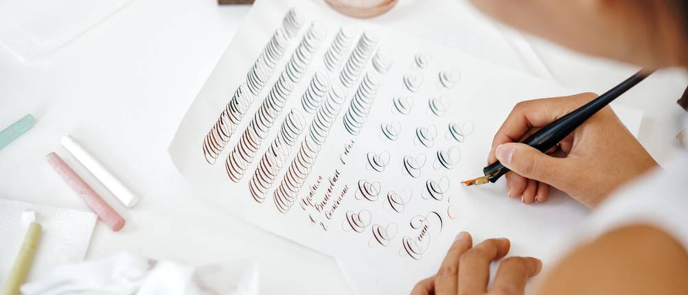 Kalligraphie-Set-Test: Frau schreibt mit Federhalter