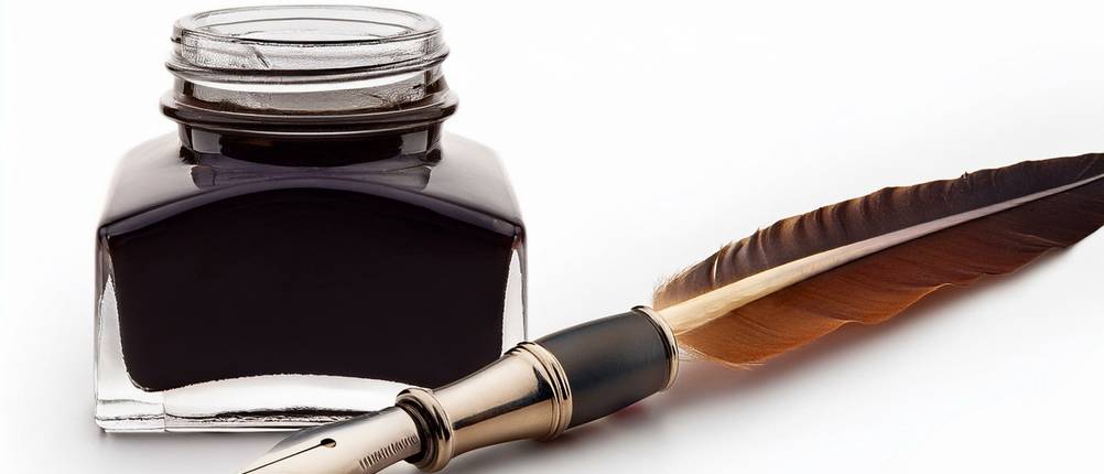 Kalligraphie-Set-Test: Glas mit Tinte und ein Federhalter mit Feder