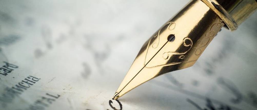 Kalligraphie-Set-Test: eine goldene Füllerfeder schreibt auf einem Blatt
