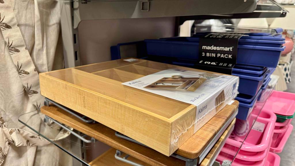 Im Test: Blick auf die Seite eines verpackten Besteckkastens.