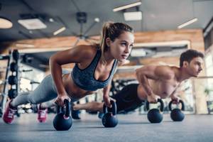 paar-im-gym-beim-krafttraining