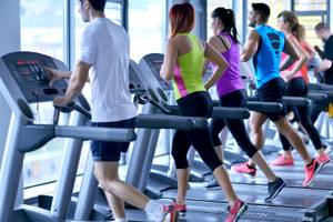 menschen-im-gym-am-laufband